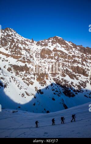 Marokko, Hoher Atlas, Skifahrer aufsteigend Djebel Toubkal (4167 m), im Norden Afrikas höchstem Gipfel Stockfoto