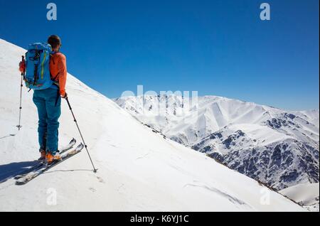 Marokko, Hoher Atlas, Skifahrer aufsteigend Tizi Likemt (3600 m) Stockfoto