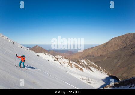 Marokko, Hoher Atlas, Skifahrer aufsteigend Tizi Likemt (3600 m) Stockfoto