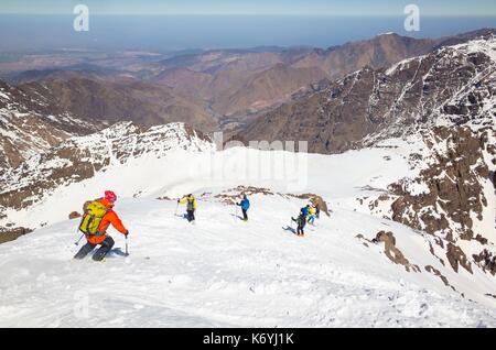 Marokko, Hoher Atlas, Skifahrer, absteigend Djebel Toubkal (4167 m), im Norden Afrikas höchstem Gipfel Stockfoto