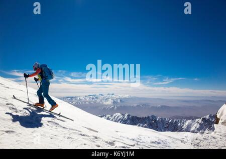 Marokko, Hoher Atlas, Skifahrer aufsteigend Djebel Toubkal (4167 m), im Norden Afrikas höchstem Gipfel Stockfoto