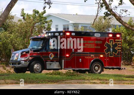 Broward County Sheriff Department für Feuerwehr und Rettungsdienste LKW geparkt, unter Bäumen mit seinen Lichtern Blinken nach dem Hurrikan Irma Stockfoto