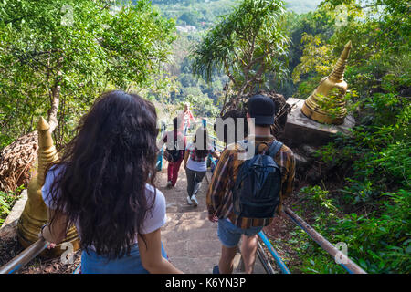 Jugendliche Gruppe gehen Treppen bergen Asiatischen Urlaub Sommer Urlaub Asien reisen Touristen zurück Ansicht von hinten Stockfoto