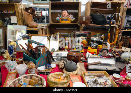 Marktstand mit Antiquitäten und Sammlerstücke in der Nähe von Les Halles in Avignon, Provence, Frankreich Stockfoto