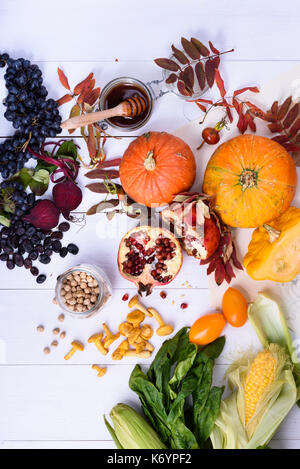Obst und Gemüse in einem farbenfrohen Arrangement. Winter, Herbst Lebensmittel. Oben, flach. Stockfoto