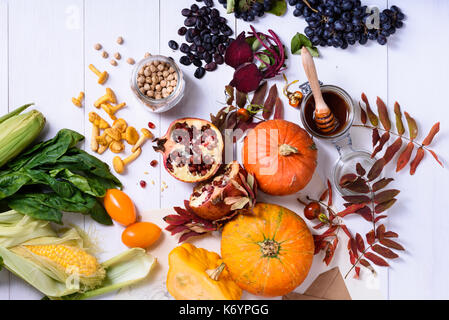 Auswahl an frischen bunten produzieren, Früchte und Gemüse auf weißem Hintergrund angeordnet. Gesundes Kochen Konzept. Ansicht von oben, kopieren. Stockfoto