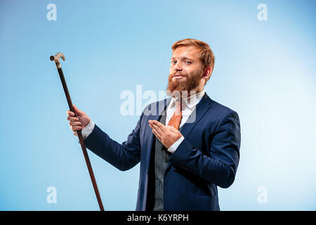 Tätowiert bärtiger Mann im Anzug holding Zuckerrohr. Stockfoto
