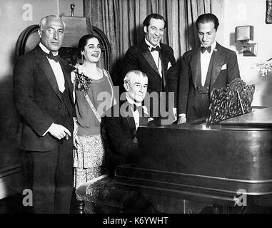 MAURICE RAVEL französischen Komponisten am Klavier 1928 seinen Geburtstag mit George Gershwin Feiern im Recht und Eva Gauthier Stockfoto