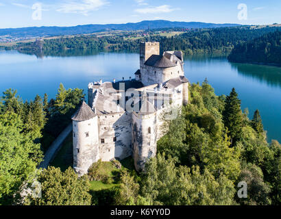 Polen. Mittelalterliche Burg in Niedzica, zurückgehend auf 14. Jahrhundert (obere Burg), polnischen oder ungarischen in der Vergangenheit. Künstliche Czorsztyn See und weit vi. Stockfoto