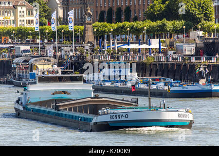 Frachtschiffe auf dem Rhein in der Nähe von DŸsseldorf, Rheinpromenade, Stockfoto