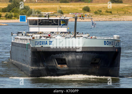 Frachtschiffe auf dem Rhein in der Nähe von DŸsseldorf, Tanker, Frachter, Stockfoto