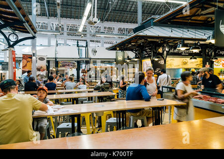 Lissabon, Portugal - August 08, 2017: Touristen Mittagessen in Restaurant in Lissabon Markt Mercado de Campo de Ourique in Lissabon. Stockfoto