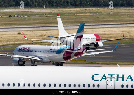 DŸsseldorf Internationaler Flughafen, Deutschland, Flugzeuge auf dem Rollweg, Stockfoto