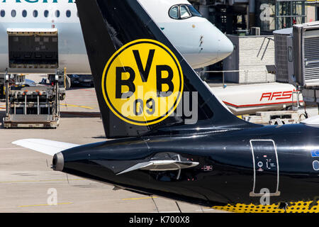 DŸsseldorf Internationaler Flughafen, Deutschland, Flugzeuge auf dem Rollweg, am Gate, Stockfoto