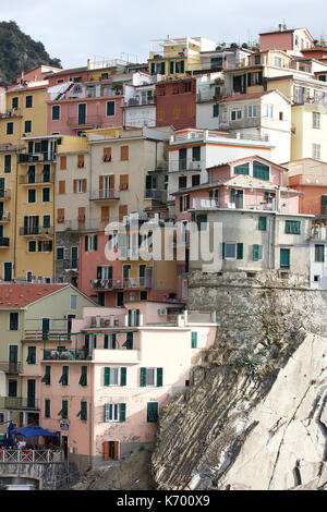 Nahaufnahme der schönen pastellfarbenen Häuser von Manarola, Cinque Terre, Italien Stockfoto