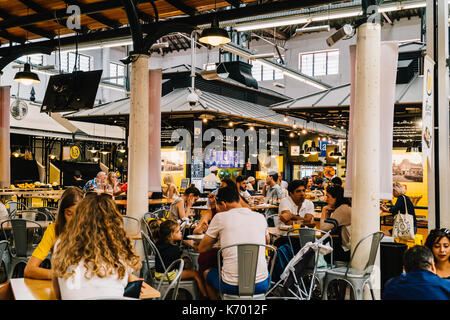 Lissabon, Portugal - August 08, 2017: Touristen Mittagessen in Restaurant in Lissabon Markt Mercado de Campo de Ourique in Lissabon. Stockfoto