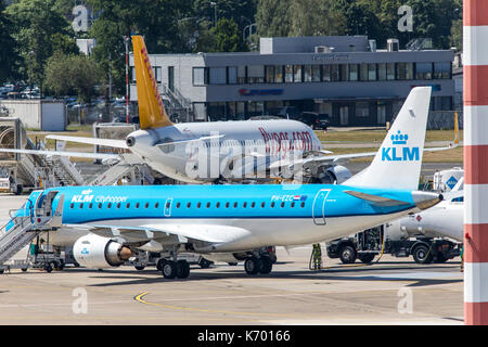 DŸsseldorf Internationaler Flughafen, Deutschland, Flypgs.com und KLM Flugzeuge Stockfoto