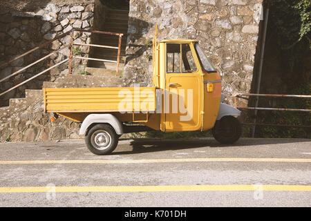 Ein Spaß gelb 'ape Car' in der Cinque Terre, Ligurien, Italien Stockfoto