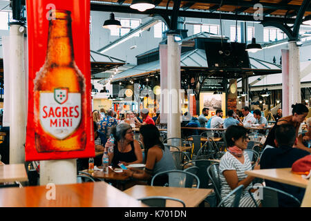 Lissabon, Portugal - August 08, 2017: Touristen Mittagessen in Restaurant in Lissabon Markt Mercado de Campo de Ourique in Lissabon. Stockfoto