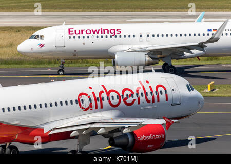 DŸsseldorf International Airport, Deutschland, Eurowings und airberlin Flugzeuge auf dem Rollweg, Stockfoto
