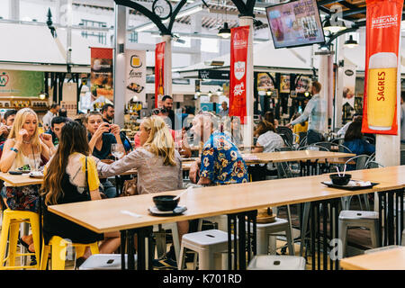 Lissabon, Portugal - August 08, 2017: Touristen Mittagessen in Restaurant in Lissabon Markt Mercado de Campo de Ourique in Lissabon. Stockfoto