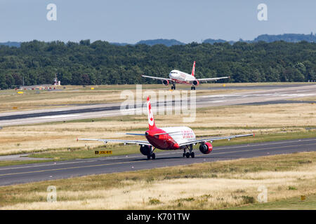 DŸsseldorf Internationaler Flughafen, Deutschland, airberlin fliegt auf dem Rollweg und startet, Stockfoto