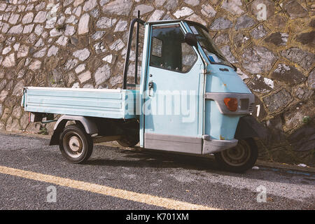 Ein Spaß light blue' Ape car' in der Cinque Terre, Ligurien, Italien Stockfoto