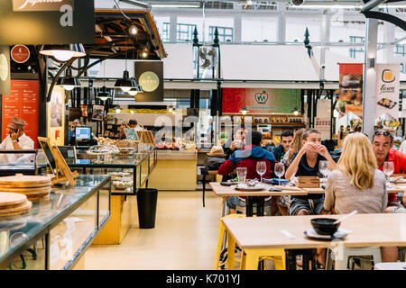 Lissabon, Portugal - August 08, 2017: Touristen Mittagessen in Restaurant in Lissabon Markt Mercado de Campo de Ourique in Lissabon. Stockfoto