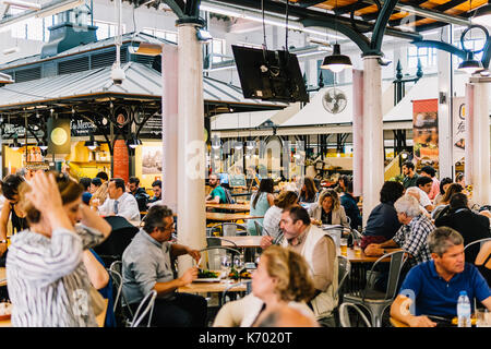 Lissabon, Portugal - August 08, 2017: Touristen Mittagessen in Restaurant in Lissabon Markt Mercado de Campo de Ourique in Lissabon. Stockfoto