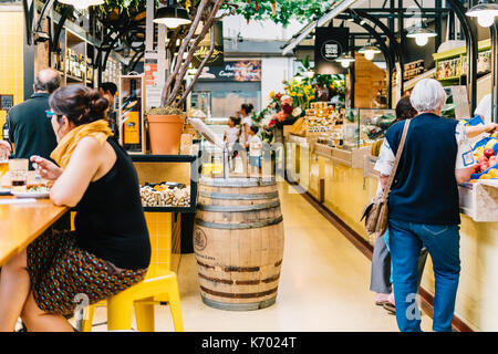 Lissabon, Portugal - August 08, 2017: Touristen Mittagessen in Restaurant in Lissabon Markt Mercado de Campo de Ourique in Lissabon. Stockfoto