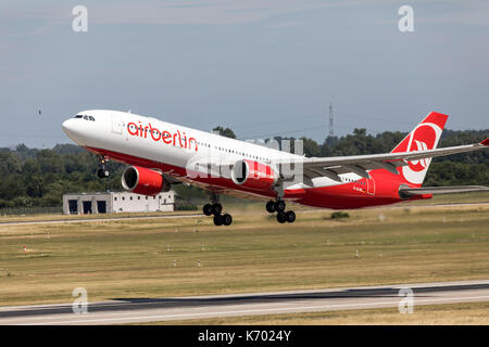 DŸsseldorf International Airport, Deutschland, airberlin Flugzeug startet, Stockfoto