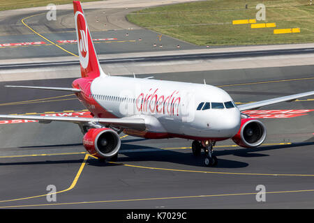 DŸsseldorf Internationaler Flughafen, Deutschland, airberlin Flugzeug auf dem Rollweg, Stockfoto