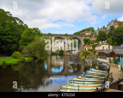 Riverside Café und Boote für Ausflüge entlang des Flusses Nidd in theTown der Knaresborough Yorkshire Stockfoto