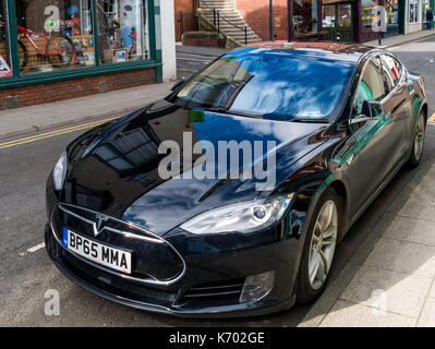 Ein Tesla Model S alle elektrischen Antrieb high performance Limousine in Whitby, North Yorkshire England Stockfoto