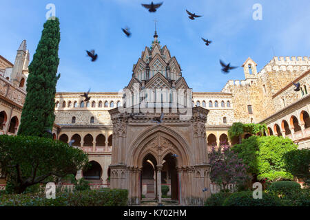 Tauben fliegen an mudejar Kreuzgang von Guadalupe Kloster. Caceres, Extremadura, Spanien. Stockfoto