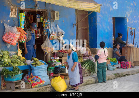 Gemüse zum Verkauf an der Gemüsehändler shop/greengrocery in Coroico, Stadt in der Provinz Nor Yungas, im Westen an das Departamento La Paz Bolivien Stockfoto