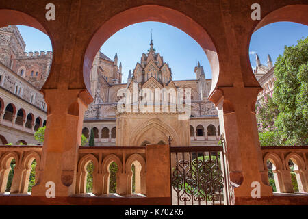 Guadalupe Kloster Kreuzgang aus offenen Arcade. Mudejar Bögen detail. Caceres, Spanien Stockfoto