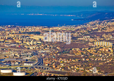 Luftbild Stadt Triest, Hauptstadt der Region Friaul-Julisch Venetien von Nord-Italien Stockfoto