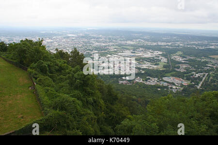 Auf der Suche über Chattanooga, Tennessee von oben an einem nebligen Tag Stockfoto