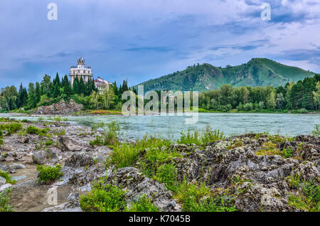 Malerische Sommer Landschaft der felsigen Insel auf dem Berg Katun (Republik Altai, Russland) und Teil des Hotels "Krone des Altai". Stockfoto