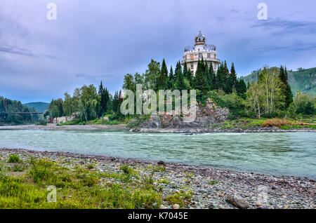 Malerische Sommer Landschaft der felsigen Insel auf dem Berg Katun (Republik Altai, Russland) und Teil des Hotels "Krone des Altai". Stockfoto