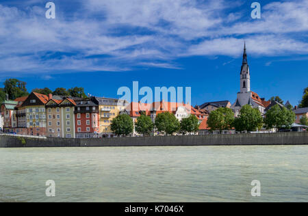 Stadtbild mit Isar und Pfarrkirche der Himmelfahrt, Bad Tölz, Oberbayern, Bayern, Deutschland, Europa Stockfoto