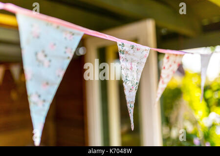 Florale bunting hängen von einem englischen Sommer Haus in Großbritannien Stockfoto