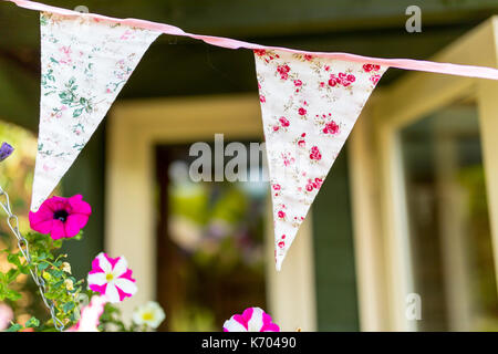 Florale bunting hängen von einem englischen Sommer Haus in Großbritannien Stockfoto