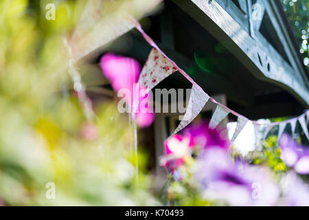 Florale bunting hängen von einem englischen Sommer Haus in Großbritannien Stockfoto