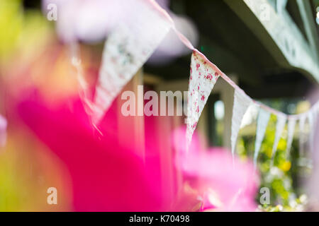 Florale bunting hängen von einem englischen Sommer Haus in Großbritannien Stockfoto