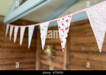 Florale bunting hängen von einem englischen Sommer Haus in Großbritannien Stockfoto