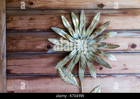 Vintage rustikale Metall garten Blume Blume Ornament in einem Sommer Haus Vorderansicht hung Stockfoto