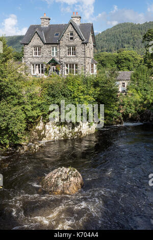 Bryn Afon Guest House und den Fluss Llugwy, Betws-y-coed, Wales, Großbritannien Stockfoto