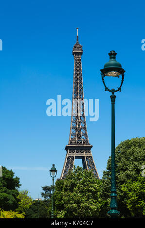Paris, Frankreich: ungewöhnliche Sicht auf den Eiffelturm zwischen Straßenlaternen gesehen Stockfoto